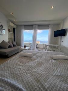 GLP RISCAL 1 في أليكانتي: سرير كبير في غرفة نوم مطلة على المحيط