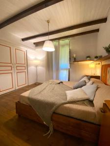 ein Schlafzimmer mit einem großen Bett mit Kissen darauf in der Unterkunft Villa Luxury nel Bosco in Castelbuono