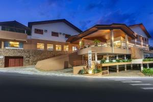 a large apartment building with lights on at Hotel Fredy in Águas de Lindoia