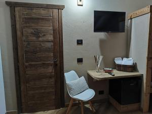 a room with a desk and a door and a chair at A casa da Elide in Aymavilles