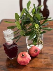 een tafel met twee appels en een vaas met een plant bij Grandma’s stone-house in Amfilochía