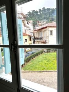 een open raam met uitzicht op een tuin bij Grandma’s stone-house in Amfilochía