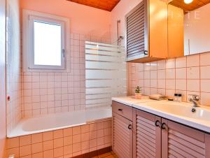 baño con lavabo, bañera y ventana en Le petit havre de paix Longevillai, en Longeville-sur-Mer 73 fotos más