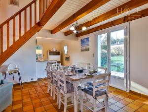 Un comedor con mesa y sillas en Le petit havre de paix Longevillai, en Longeville-sur-Mer