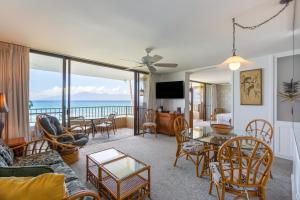 ein Wohnzimmer mit Meerblick in der Unterkunft Paki Maui Condos in Honokowai