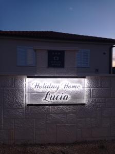 un panneau sur le côté d'un bâtiment dans l'établissement Holiday Home Lucia, à Lozovac