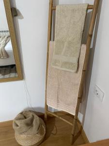 a towel rack with a hat next to a mirror at Casa de campo a 5 min de Vigo in Mos
