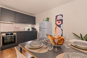 una cucina con tavolo e piatto di cibo di Farbenfrohe Altbauwohnung, TOP Ausstattung (Klima) a Friedrichshafen Altre 6 foto