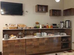 una cocina con una barra con comida. en Hotel Real Salaverry *** Inkahoteles, en Arequipa