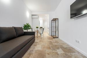 ein Wohnzimmer mit einem Sofa und einem Tisch in der Unterkunft Apartament Confort en Barri Port Maritim in Tarragona