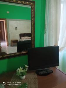 un ordinateur assis sur un bureau devant un miroir dans l'établissement Il Sentiero Bed & Breakfast, à Vicalvi