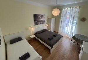 1 dormitorio pequeño con 2 camas y mesa en Apartment Check in en Pula