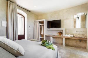 sypialnia z łóżkiem i umywalką w obiekcie Casa Vendicari Boutique Hotel w mieście Noto