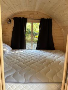Ένα ή περισσότερα κρεβάτια σε δωμάτιο στο Logement insolite
