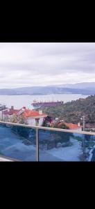 una ventana de un edificio con vistas a la ciudad en Semiramis Garden en Milas