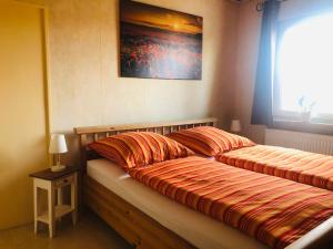 2 camas sentadas junto a una ventana en un dormitorio en Ferienwohnung Ober Widdersheim en Nidda