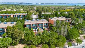 una vista aerea di un edificio alberato di Tróia Resort Beach Villa a Tróia