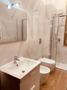 een badkamer met een wastafel, een toilet en een douche bij Appartamento retrò-chic in La Spezia in La Spezia