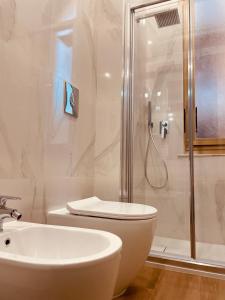 La salle de bains est pourvue d'une douche, de toilettes et d'un lavabo. dans l'établissement Appartamento retrò-chic in La Spezia, à La Spezia
