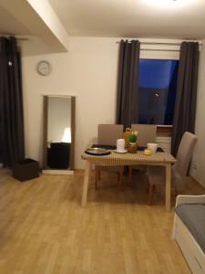 ein Wohnzimmer mit einem Tisch und einem Sofa in der Unterkunft Apartment Klingemann in Hannover