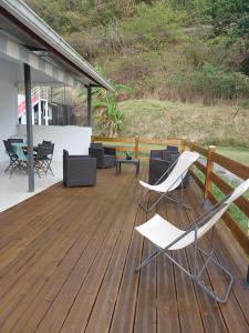 eine Terrasse mit 2 Stühlen und einem Tisch in der Unterkunft Les Gîtes de Fond Bellemare in Case-Pilote