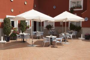 Un patio o zona al aire libre en Hotel Romerito