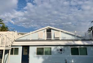 Cette maison blanche dispose d'un balcon. dans l'établissement Oasis in Ocean Ridge, Walk to the Beach, à Boynton Beach