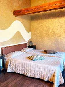 ein Schlafzimmer mit einem großen Bett in einem Zimmer in der Unterkunft Hotel Villa Braida in Mogliano Veneto