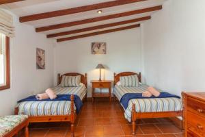 Camera con 2 letti singoli e un tavolo. di Casa Rural Los Orovales a Puerto de la Cruz