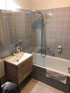 ein Bad mit einer Badewanne, einem Waschbecken und einer Dusche in der Unterkunft Harz-Idylle mit Sauna & Pool: Entspannung pur. in Braunlage