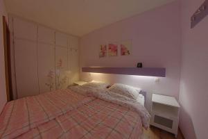 ein Schlafzimmer mit einem Bett mit einer rosa Decke in der Unterkunft Harz-Idylle mit Sauna & Pool: Entspannung pur. in Braunlage