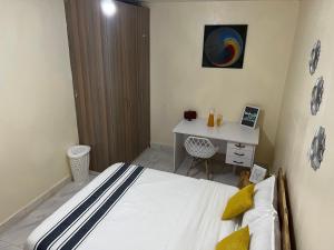 Giường trong phòng chung tại Ruby Modern Homes-2br-Nyeri, King'ong'o-Knights