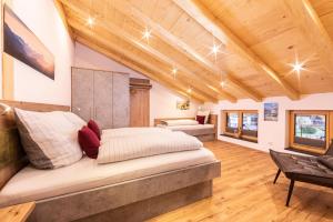 ein Schlafzimmer mit einem Bett in einem Zimmer mit Holzdecken in der Unterkunft Haus Unterstöberl in Bischofswiesen