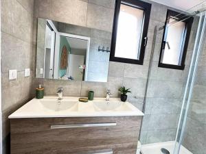 Kúpeľňa v ubytovaní magnifique T3 bord de mer garage privé classé 3 étoiles + 12 fotografií