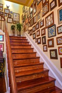 una escalera con un montón de cuadros en la pared en Vintage Balcony Guesthouse, en Ovar