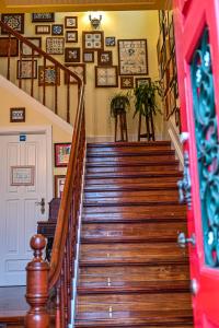 uma escada numa casa com escadas de madeira em Vintage Balcony Guesthouse em Ovar