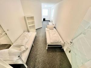 Een bed of bedden in een kamer bij Große Wohnung für 10 Gäste nahe VW