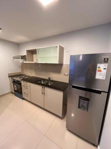 מטבח או מטבחון ב-Hermoso Departamento 2 ambientes/1 dormitorio. Descubrí el Malecón del Buena Vista - Yerba Buena/ Tucumán