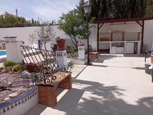 een bankje in een tuin met een paviljoen bij Villa Loma in Belicena
