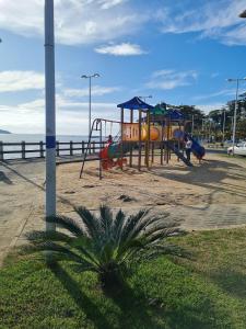 een park met een speeltuin op het strand bij Ipê Eco Village in Penha