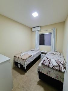 1 Schlafzimmer mit 2 Betten und einem Fenster in der Unterkunft Ipê Eco Village in Penha