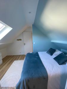1 dormitorio con 1 cama y techo azul en Appartement standing 2 pièces tout équipé avec jardin et parking privé, 