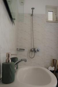 La salle de bains est pourvue d'un lavabo et d'une douche. dans l'établissement Serendipity Plus, à Rhodes