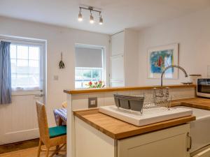 eine Küche mit Spüle und Arbeitsplatte in der Unterkunft Bumblebee Cottage in Salcombe + 27 Fotos