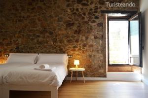 Posteľ alebo postele v izbe v ubytovaní Apartamento Llerandi 2A - con terraza y totalmente reformado en un edificio histórico