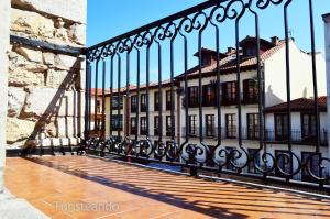 una valla frente a un edificio en Apartamento Llerandi 2B - Totalmente reformado y con balcón al corazón de San Vicente de la Barquera, en San Vicente de la Barquera