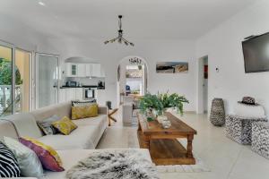una sala de estar con un sofá y una mesa en Mariposa Blanca, en Moraira