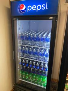 una nevera llena de botellas de agua en Motel 6-Lincoln, NE - Airport en Lincoln