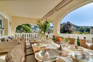 Un comedor con mesa y sillas en Mariposa Blanca, en Moraira