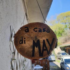una señal que dice que una ca ma puede colgar en un edificio en a casa di Max, en Trezzo sullʼAdda